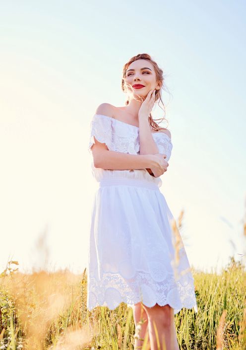 Sukienka z odkrytymi ramionami, czyli modny przebój lata