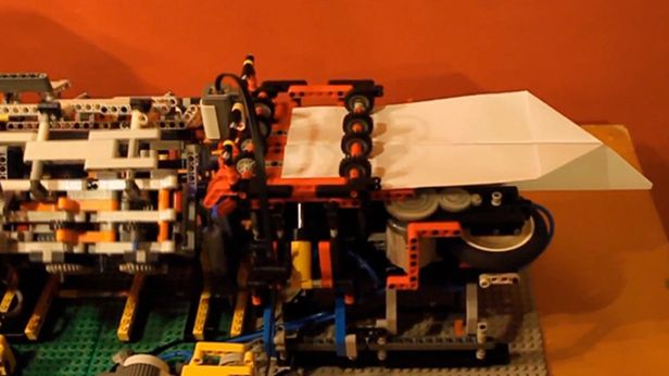 WTF dnia: szalony robot z Lego. Składa papierowe samoloty i nimi rzuca! [wideo] 1