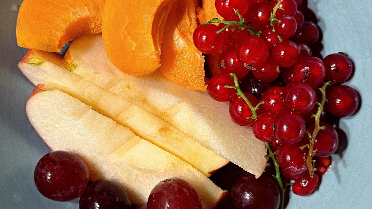 Jedz, nie żałuj sobie. Te letnie produkty najlepiej wspierają jelita