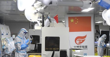 Twierdzi, że pracował w laboratorium w Wuhan. Trudno uwierzyć w jego relację