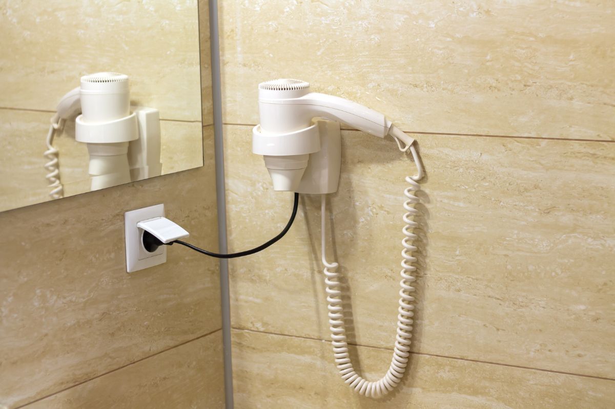 Trichologist advises skipping hotel hair dryers for safer travels