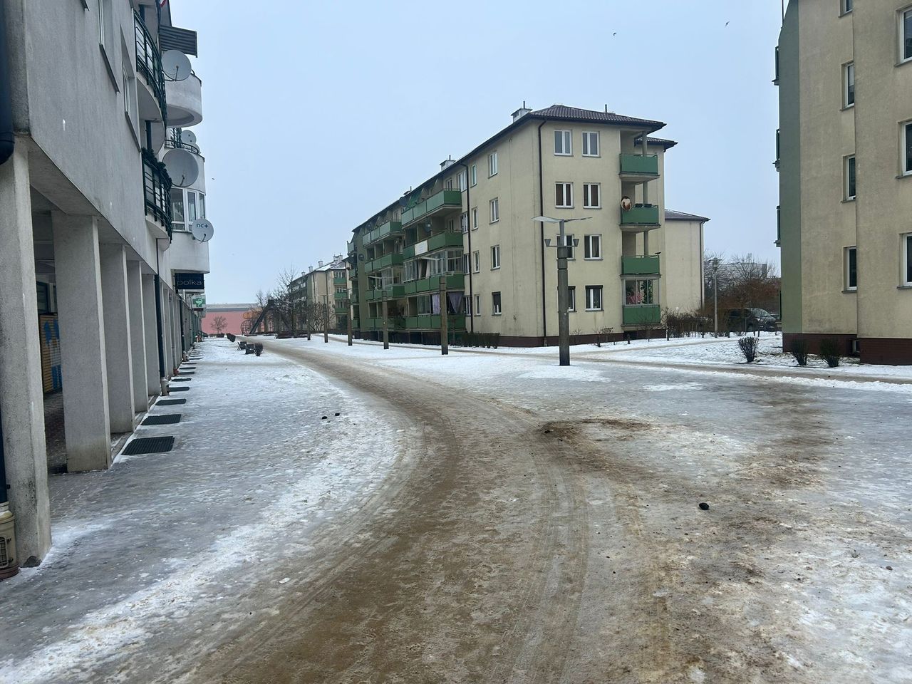 Mieszkańcy chcą mniej betonu. Radny apeluje o zazielenienie pasażu na Podolszycach Południowych