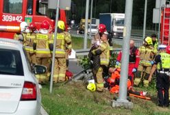 Wypadek na S3, dachował fiat. Wylądował śmigłowiec LPR. Strażacy zajęli się małą dziewczynką