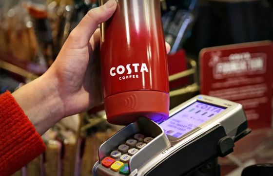 Brytyjska Costa Coffe znalazła sposób na kreatywne wykorzystanie zużytych kubków