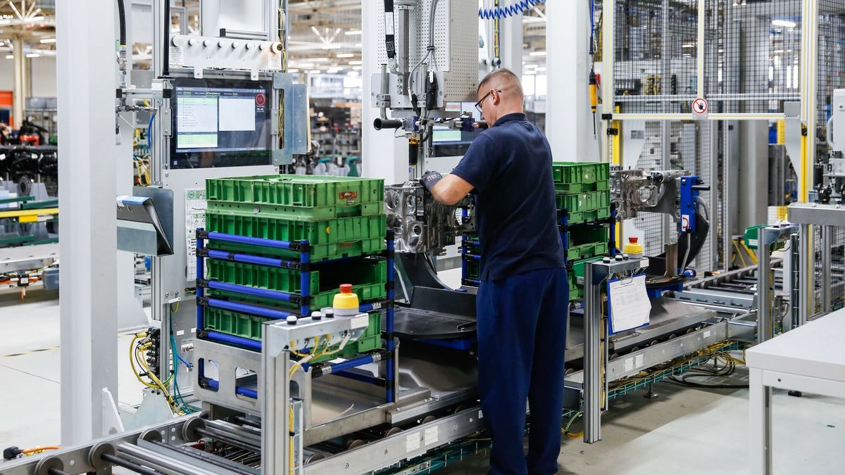 Zak?ad produkcji silników Opel w Tychach
Fot. Tomasz Kawka/East News Tychy 29.11.2018  Prezentacja zakladu produkcji silnikow Opel  Manufacturing Poland w Tychach, przed uruchomieniem  regularnej produkcji.Fot. Tomasz Kawka/East News Tychy 29.11.2018  Prezentacja zakladu produkcji silnikow Opel  Manufacturing Poland w Tychach, przed uruchomieniem  regularnej produkcji.
W po?owie stycznia 2019 r. fabryka Opel Manufacturing Poland w Tychach rozpocznie produkcj? silników benzynowych PureTech, stosowanych w pojazdach grupy PSA, której cz??ci? jest Opel. M.in. silnik konstrukcji Peugeota, tzw. EB o pojemno?ci 1,2, trzycylindrowy, b?d?cy od czterech lat "Silnikiem Roku" W Europie.
Nowa linia oznacza? b?dzie wzrost zatrudnienia. Obecnie tyski zak?ad zatrudnia ponad 500 osób. Po zak?adanym uruchomieniu trzeciej zmiany zatrudnienie mo?e wzrosn?? do ok. 800 pracowników.
Pocz?tki zak?adu silników w Tychach si?gaj? ko?ca lat 90. ub. wieku. W ci?gu 15 lat powsta?o tam blisko 2,8 mln silników, m.in. do Opla, Hondy, GM oraz do motorówek.
Oprócz Tychów silniki PureTech wytwarzane s? tak?e w dwóch fabrykach we Francji.
Tomasz Kawka