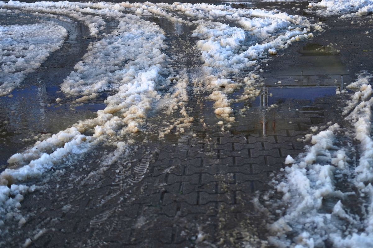 Śnieg na kostce brukowej