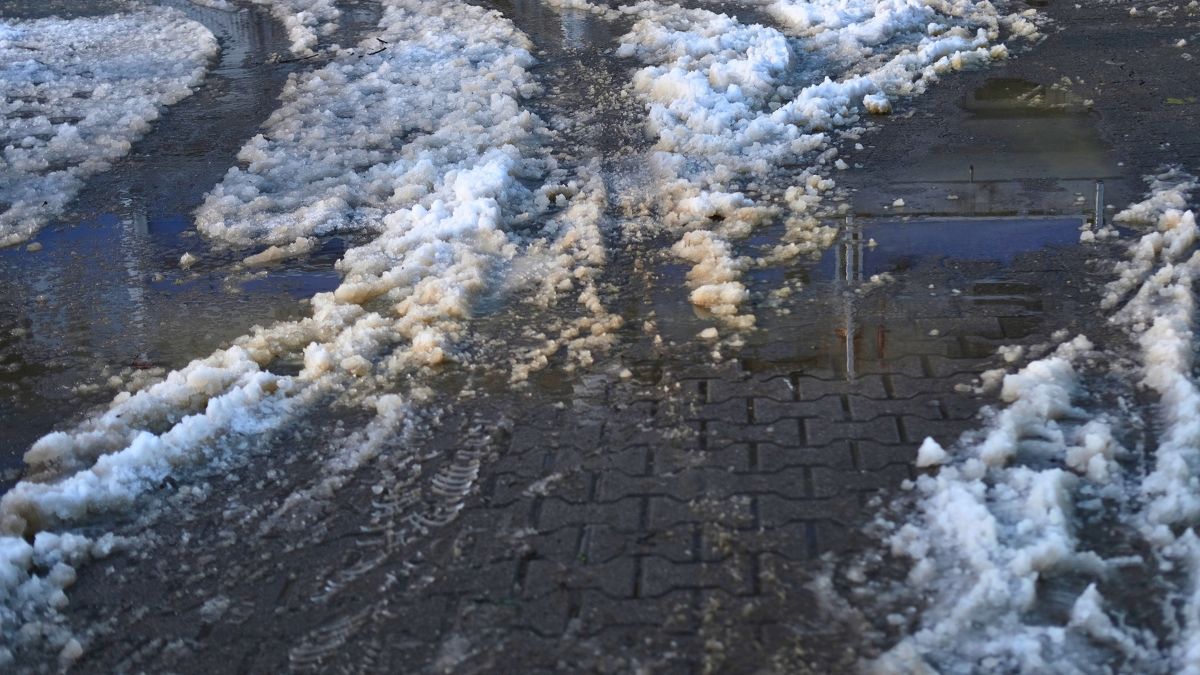 Śnieg na kostce brukowej