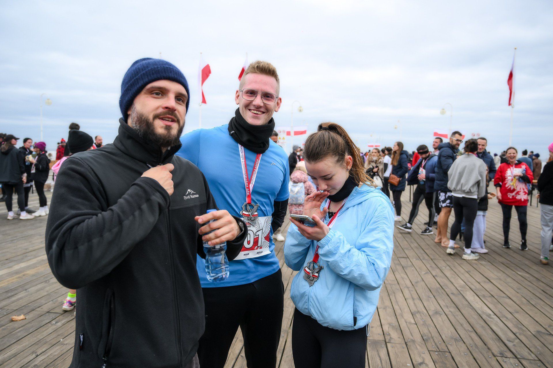 Na dystansie około 5 km rywalizowali uczestnicy Sopockiego Biegu Niepodległości, który start i finisz miał na najsłynniejszym, drewnianym molu w Polsce (11.11.2025)