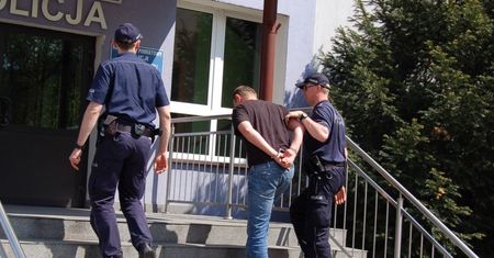 Mężczyzna z nożem w ręku groził rowerzystce