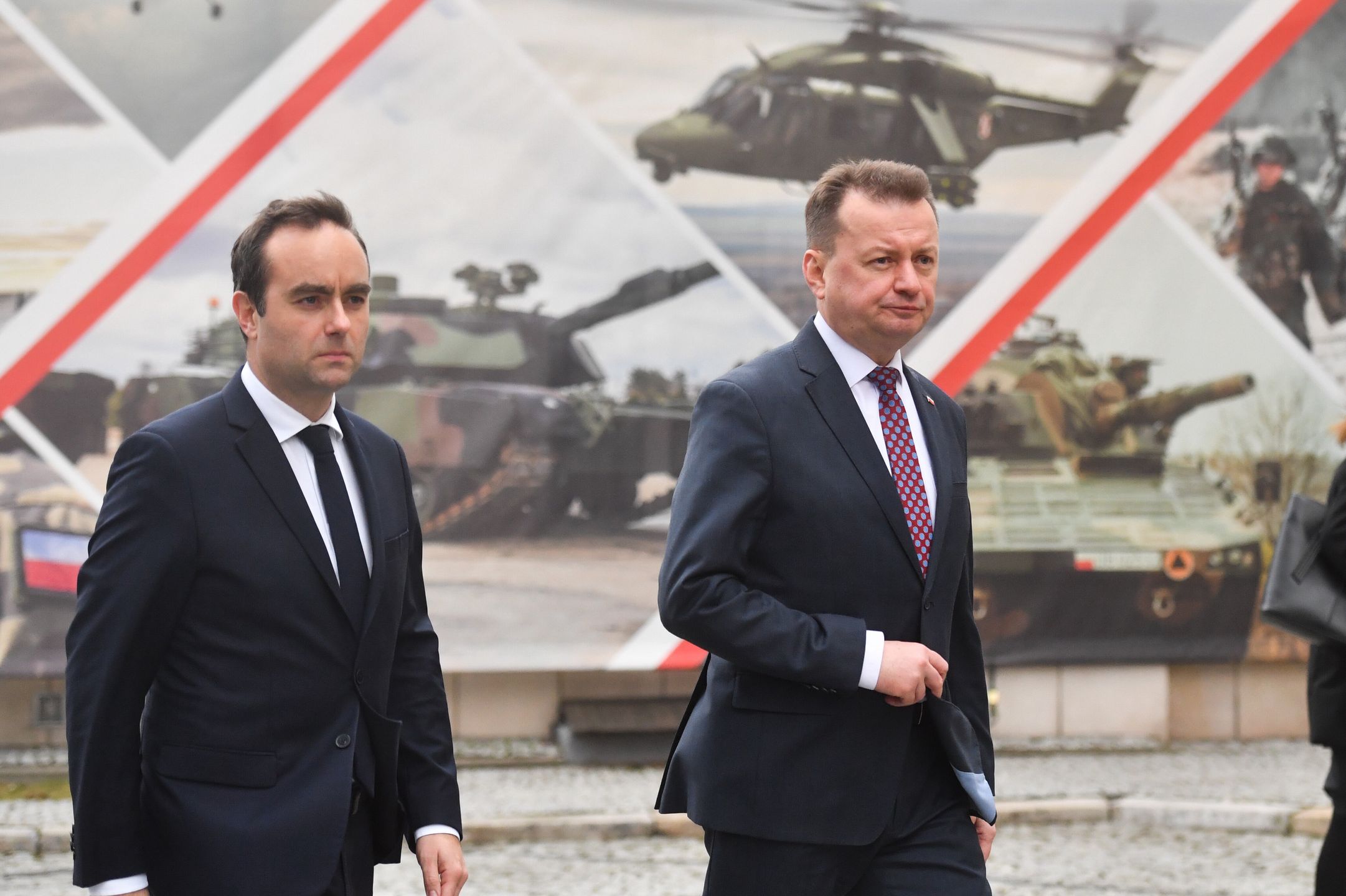 Mariusz B�aszczak, Sebastien Lecornu
Warszawa, 27.12.2022. Wicepremier, minister obrony narodowej Mariusz B�aszczak (C) oraz minister obrony Francji Sebastien Lecornu (L) podczas spotkania, 27 bm. w siedzibie MON w Warszawie. Politycy zawarli umow� na dostaw� dw�ch satelit�w obserwacyjnych wraz ze stacj� odbiorcz� w Polsce(aldg) PAP/Piotr Nowak
Piotr Nowak
dostawa, Ministerstwo Obrony Narodowej, MON, polityk, polityka, satelita, satelity, umowa