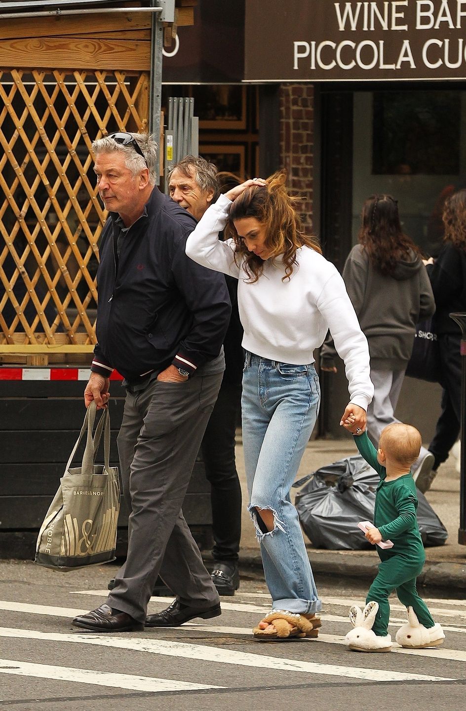 Alec Baldwin "przyłapany" na spacerze z żoną i dzieckiem