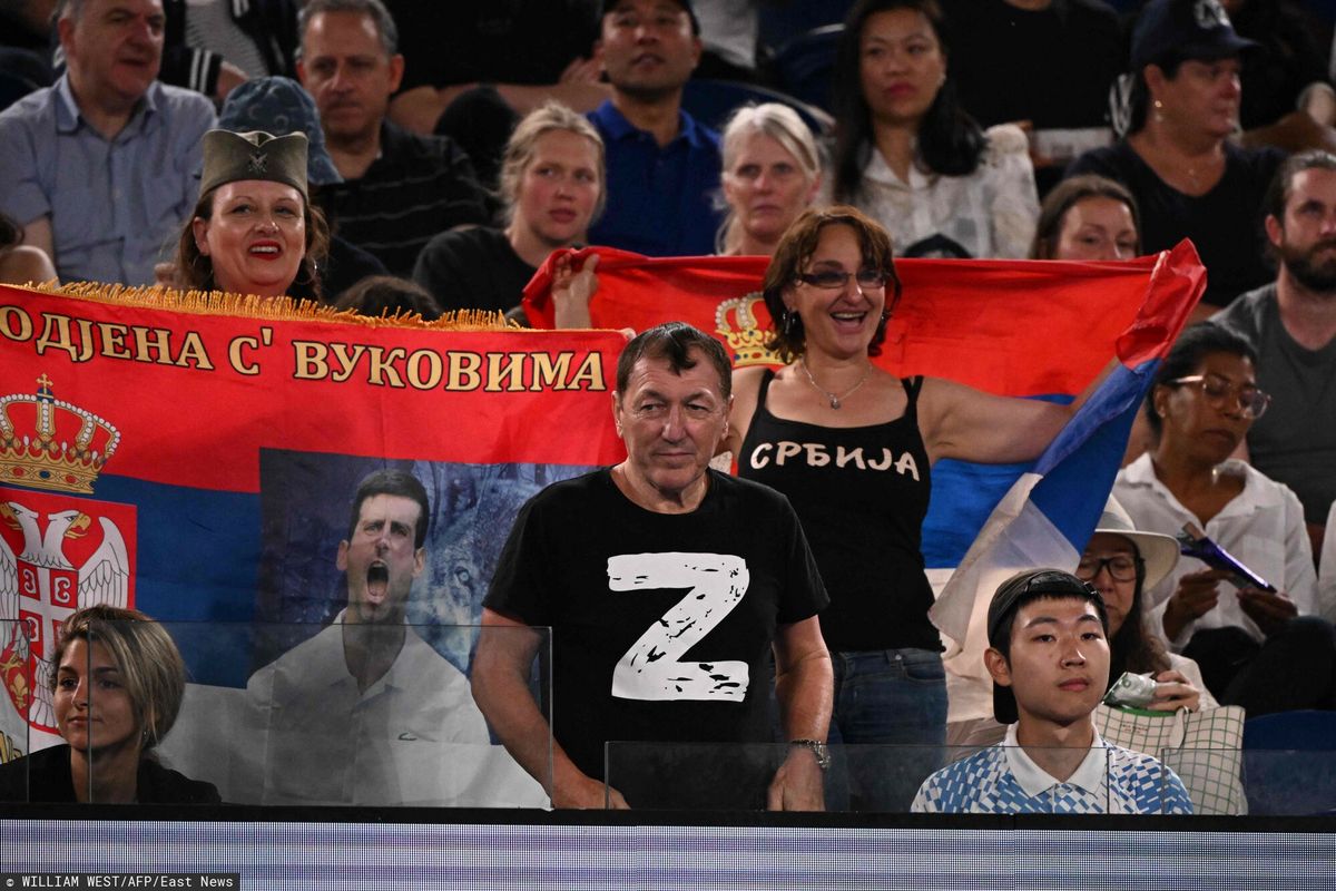 Mężczyzna w koszulce „Z” ogląda mecz ćwierćfinałowy gry pojedynczej mężczyzn pomiędzy Serbem Novakiem Djokoviciem a Rosjaninem Andreyem Rublem,
