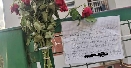 Romantyczna historia na warszawskiej Woli. Emeryt pozostawił kwiaty i list