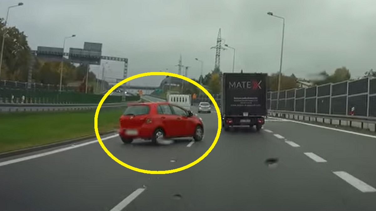 Czerwona toyota wpadła w poślizg