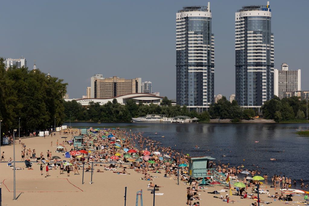 Tak wyglądały plaże nad rzekami i zalewami w rejonie Kijowa w lipcu br.