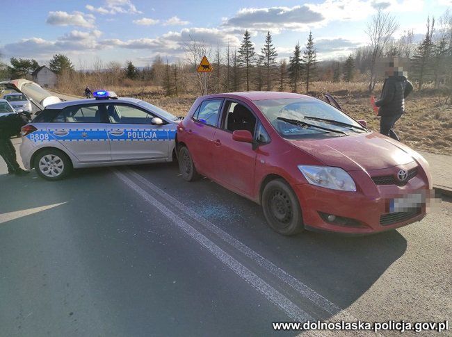 Lubań. Sceny niczym z filmu. Niemal potrącił pieszych, staranował radiowóz i zaatakował policjantkę