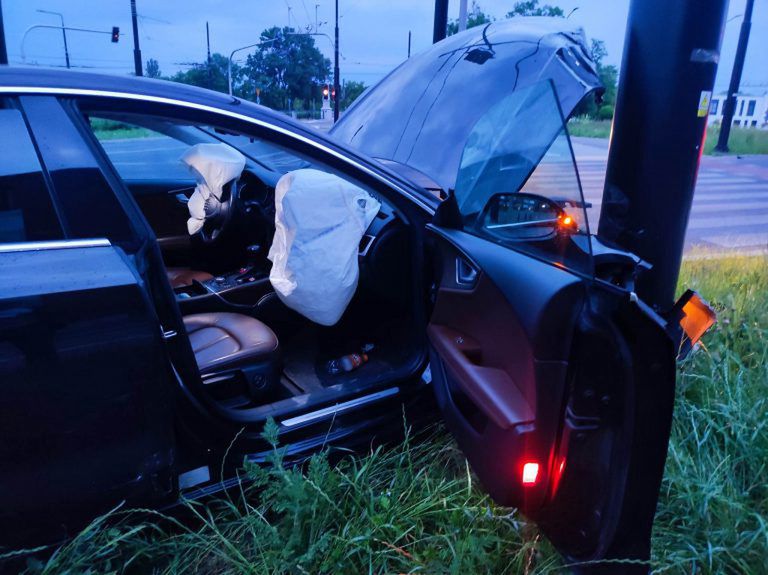 Audi uderzyło w słup, kierujący porzucił auto 