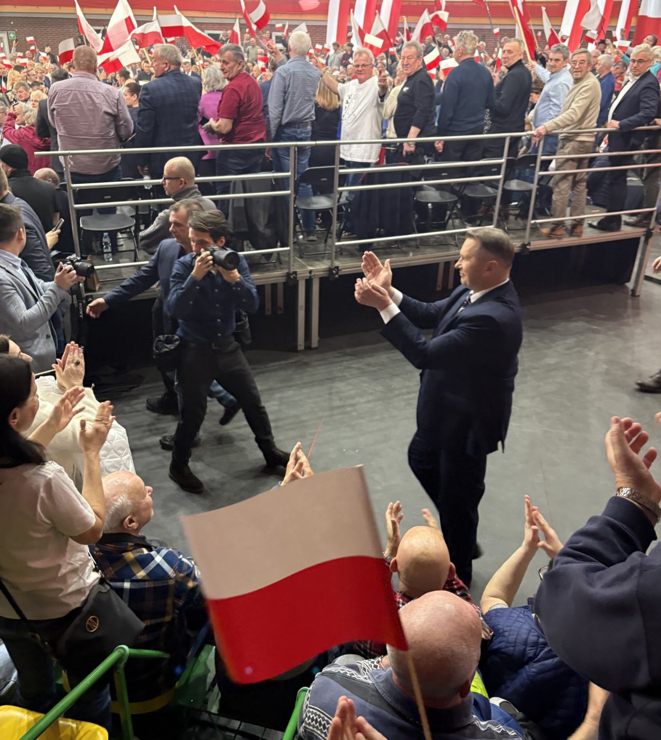 Przemysław Czarnek wchodzi na salę w Iławie