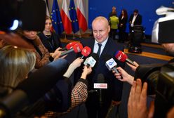 Wiceminister ujawnia: ksiądz dał mi ciastka i zamknął w pokoju