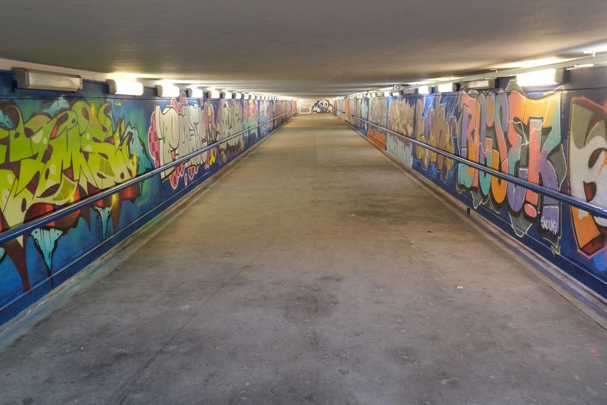 Graffiti w podziemnym tunelu przystanku Lublin Północny