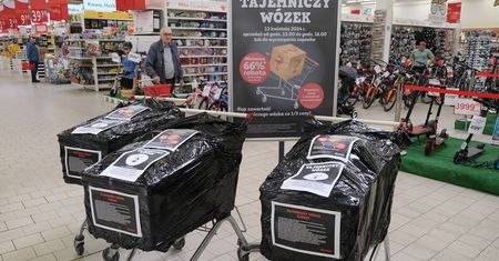 „Tajemniczy wózek” w sklepach Auchan. Sieć oferuje jego zawartość za 1/3 ceny. Akcja promocyjna również w Lublinie