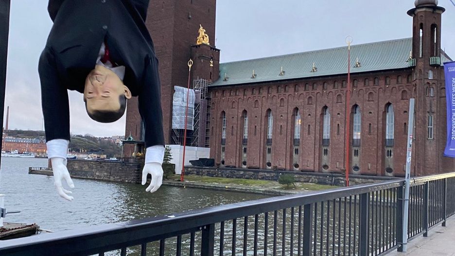 Kukła z wizerunkiem prezydenta Turcji Erdogana powieszona za nogi w Sztokholmie.