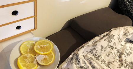 Pokrój cytrynę, posyp ją solą i postaw przy łóżku. Niezawodny patent naszych babć pomoże w mgnieniu oka