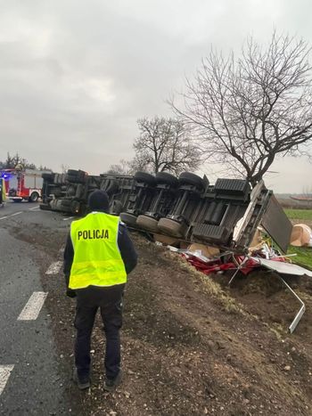 Chrzczany: Kierujący stracił panowanie. Ciężarówka wylądowała w rowie
