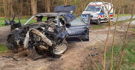 Pijany 20-latek uderzył BMW w drzewo. Jedna z pasażerek wypadła z auta, pięć osób w szpitalu