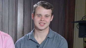 "Siadała mu na kolanach". Przerażające, co zrobił 9-latce