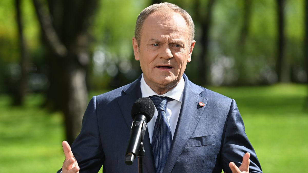Warszawa, 09.04.2024. Premier Donald Tusk podczas konferencji prasowej po posiedzeniu rządu przed siedzibą KPRM w Warszawie, 9 bm. Rząd przyjął projekt ustawy o wspieraniu rodziców w aktywności zawodowej oraz w wychowaniu małego dziecka "Aktywny rodzic". (jm) PAP/Radek Pietruszka