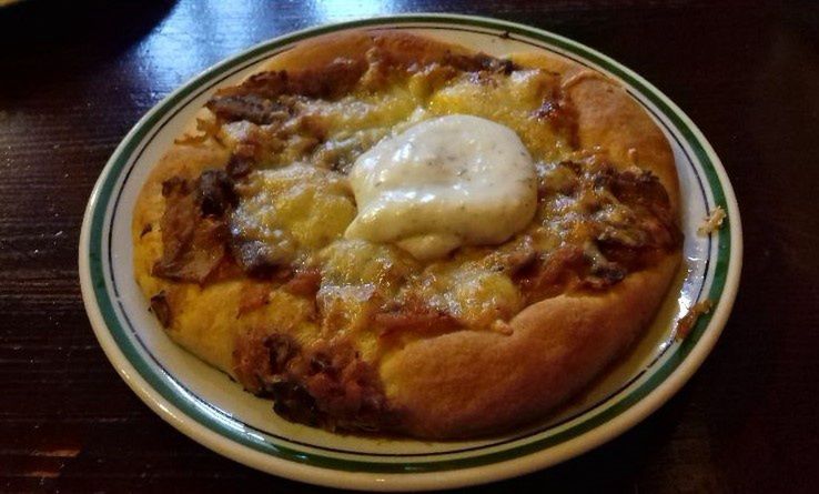Pizza przypomina z wyglądu cebularza