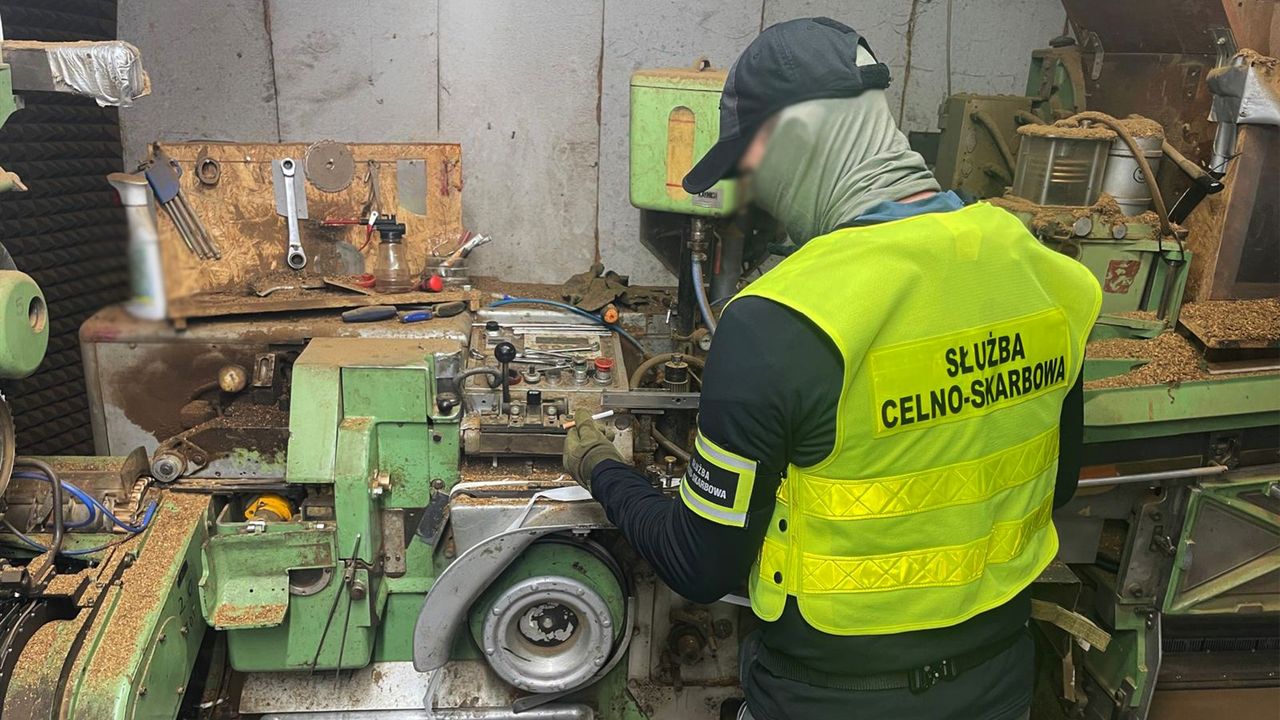 27 fabryk w rok, 80 zatrzymanych. KAS zaciska pętlę na tytoniowej szarej strefie