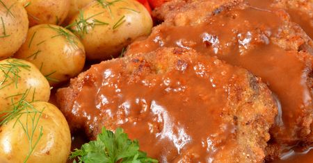 Panieruję kotlety schabowe, podsmażam i wkładam do sosu. Coś wspaniałego!