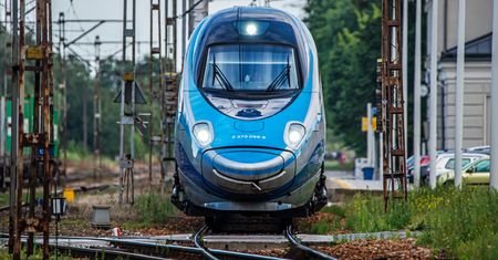 Pierwsza taka trasa w Polsce. Pociągi pomkną 250 km/h. Przetestowali