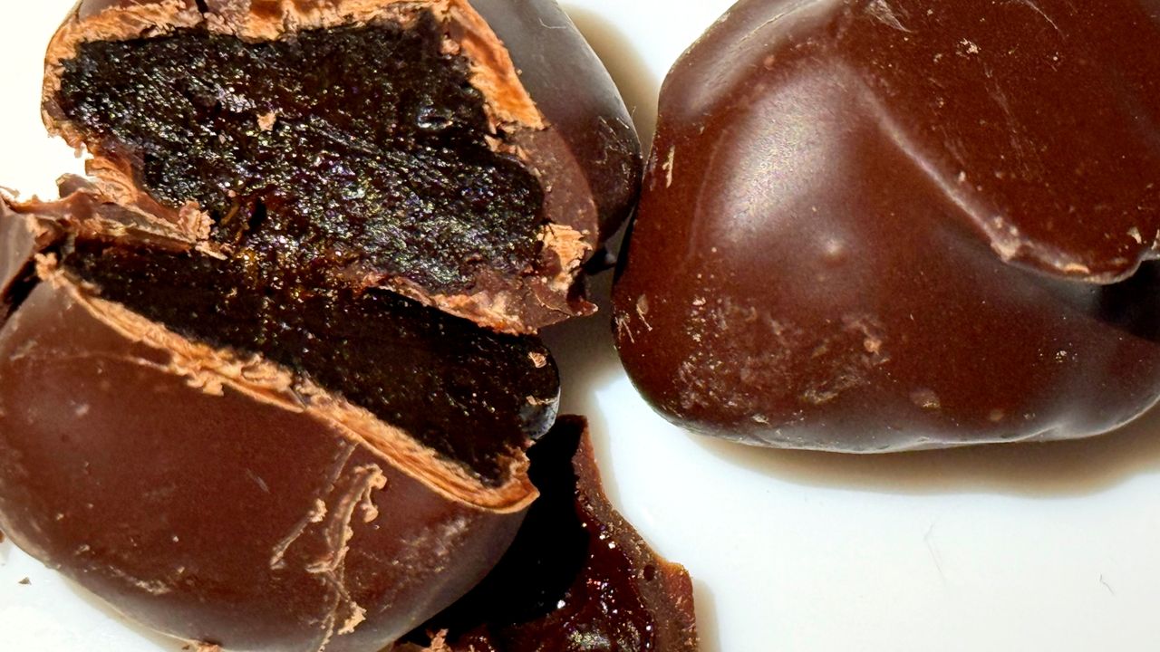To nie tylko słodki przysmak. Śliwki w czekoladzie działają inaczej, niż większość deserów