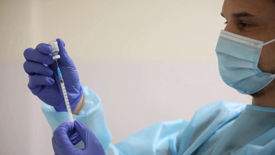 Szczepienia przeciw COVID-19. We Francji ruszy produkcja preparatów Moderny, Pfizera i CureVac