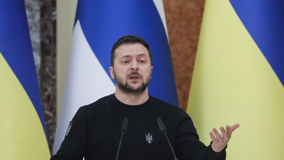 Ukrainian President Volodymyr Zelensky speaks at a press conference following a meeting with Finland's President Sauli Niinisto in Kyiv, Ukraine, 24 January 2022. Sauli Niinisto arrived in Ukraine to meet with top officials amid the Russian invasion. EPA/SERGEY DOLZHENKO Dostawca: PAP/EPA.