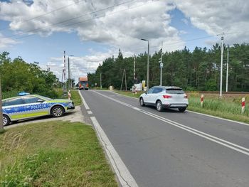 Borki: Przejazd kolejowy pod nadzorem policji. Apel o rozwagę