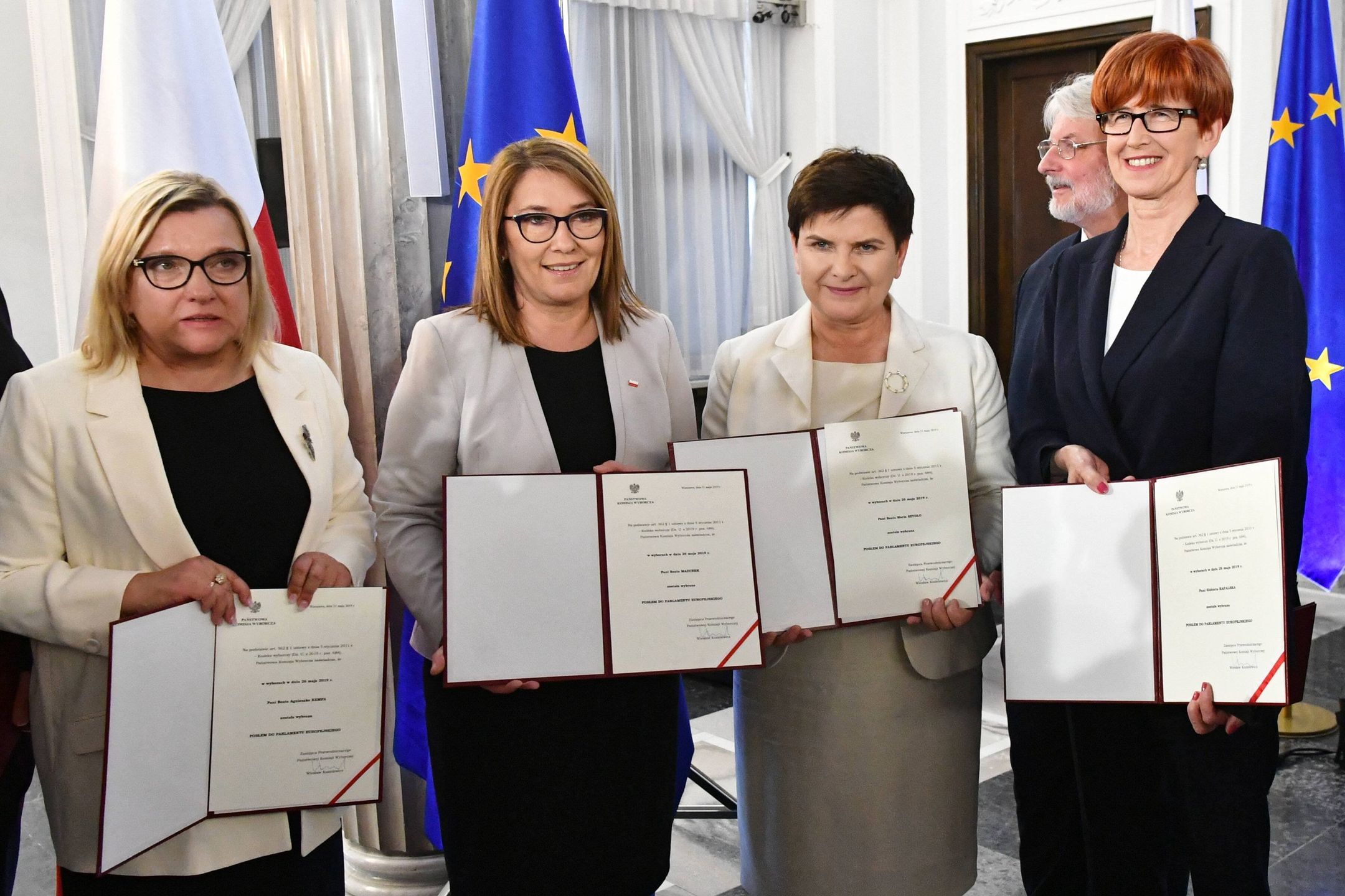 Oświadczenia majątkowe europosłów. Nowe samochody Beaty Szydło i Elżbiety Rafalskiej