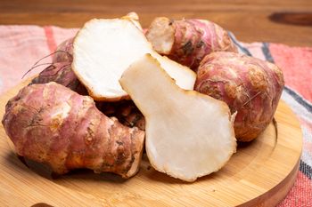 Wraca na stragany. Jak obrać i przygotować to zapomniane warzywo, by dobrze smakowało?