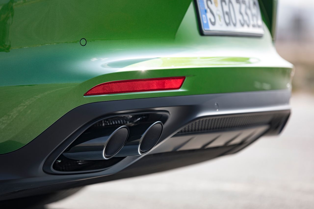 Wśród nowych detali pojawiają się także przeprojektowane końcówki układu wydechowego (fot. Porsche)