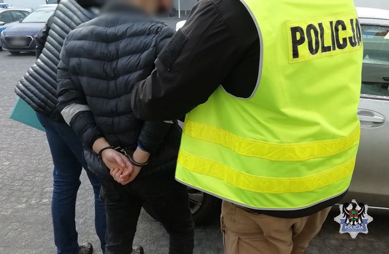 Lębork: Twierdził, że jest "X-Manem" i kopnął policjanta w brzuch