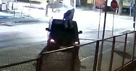 Przyjechał z intruzem na dachu pod samą komendę. Zaczęło się na przejściu dla pieszych