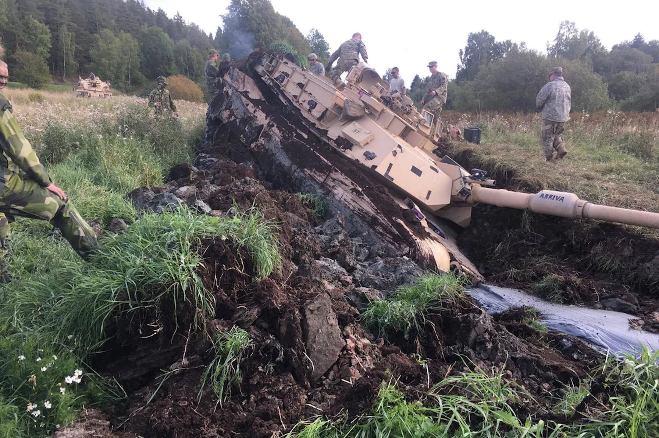 Abrams zakopany w błocie podczas manewrów Aurora 2017 w Szwecji