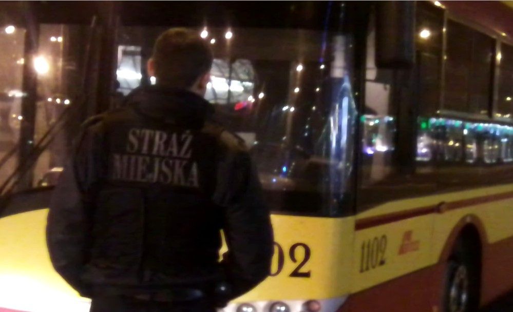 Wybił szybę w autobusie, bo kierowca go nie wpuścił