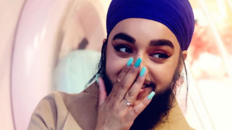 Wdzięcznie prezentuje swoją bujną brodę. 33-latka nie ma zamiaru pozbywać się zarostu