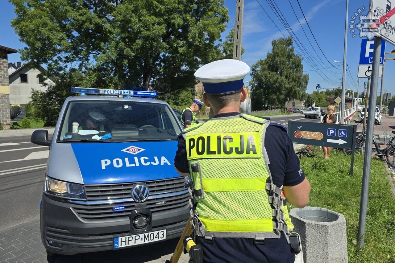 Rowerzysta aż wyleciał w powietrze. Policja publikuje nagranie