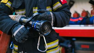 Katastrofa awionetki na warszawskim Bemowie. Samolot rozbił się i stanął w płomieniach