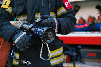 Katastrofa awionetki na warszawskim Bemowie. Samolot rozbił się i stanął w płomieniach
